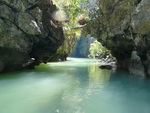 Golf von Phang Nag Seakayak  Lagune innerhalb einer Insel mit Felsen und Pflanzen (TH).